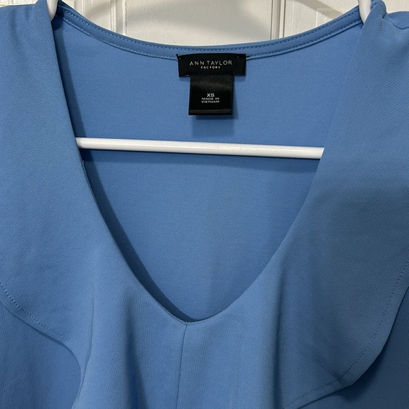 Ann Taylor blouse xs sleeveless blue - Picture 2 of 2